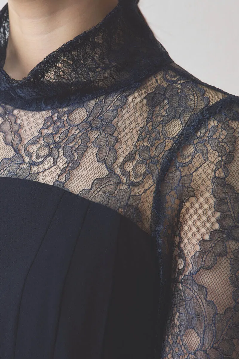 ネイビーのハイネック切替レースドレス