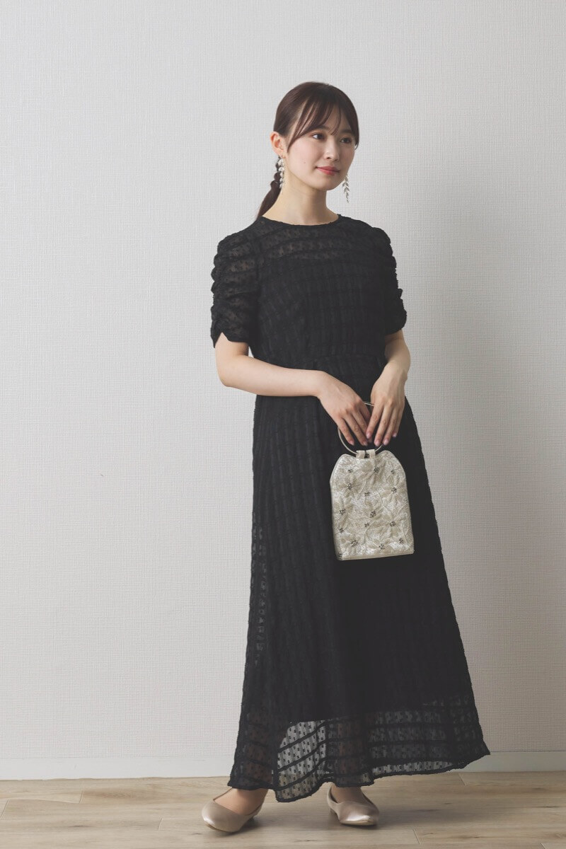 ブラックのドットドビーエプロンドレス