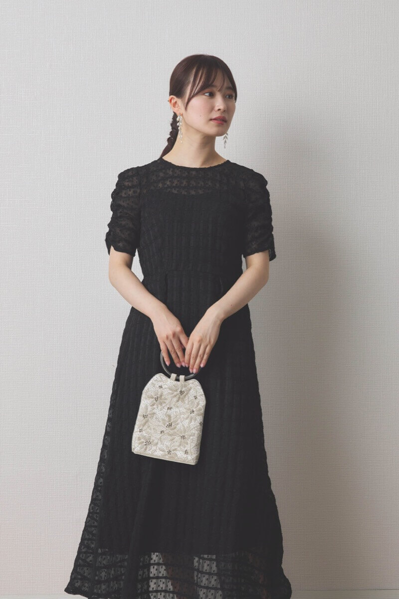 ブラックのドットドビーエプロンドレス