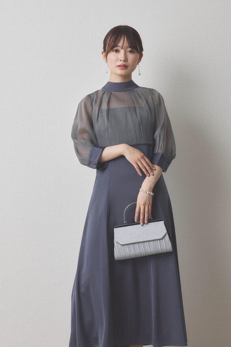 チャコールグレーのオーガンジーボレロ付きフレアドレス