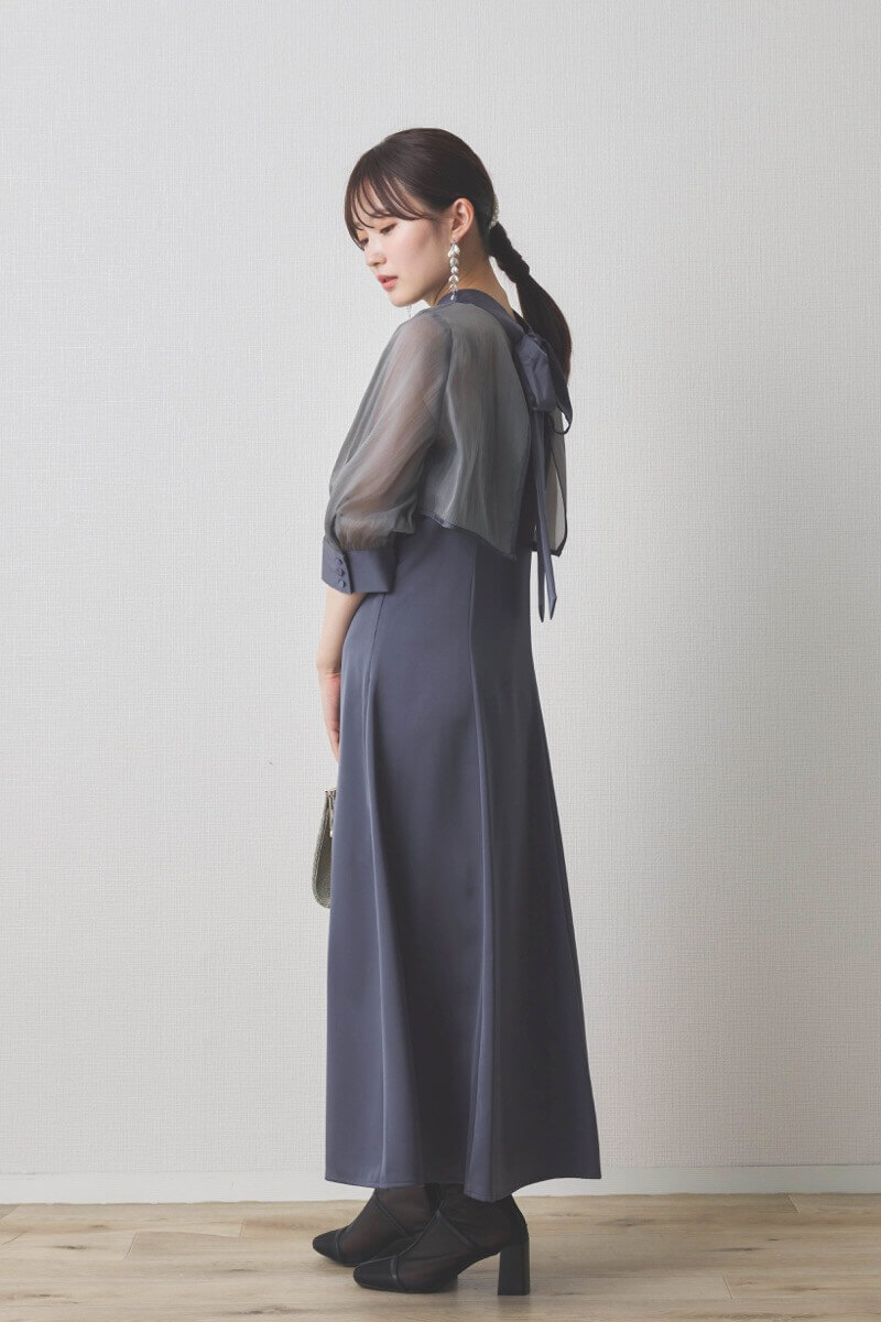 チャコールグレーのオーガンジーボレロ付きフレアドレス