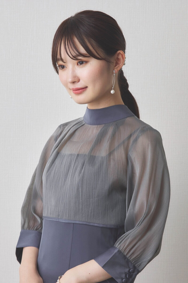 チャコールグレーのオーガンジーボレロ付きフレアドレス