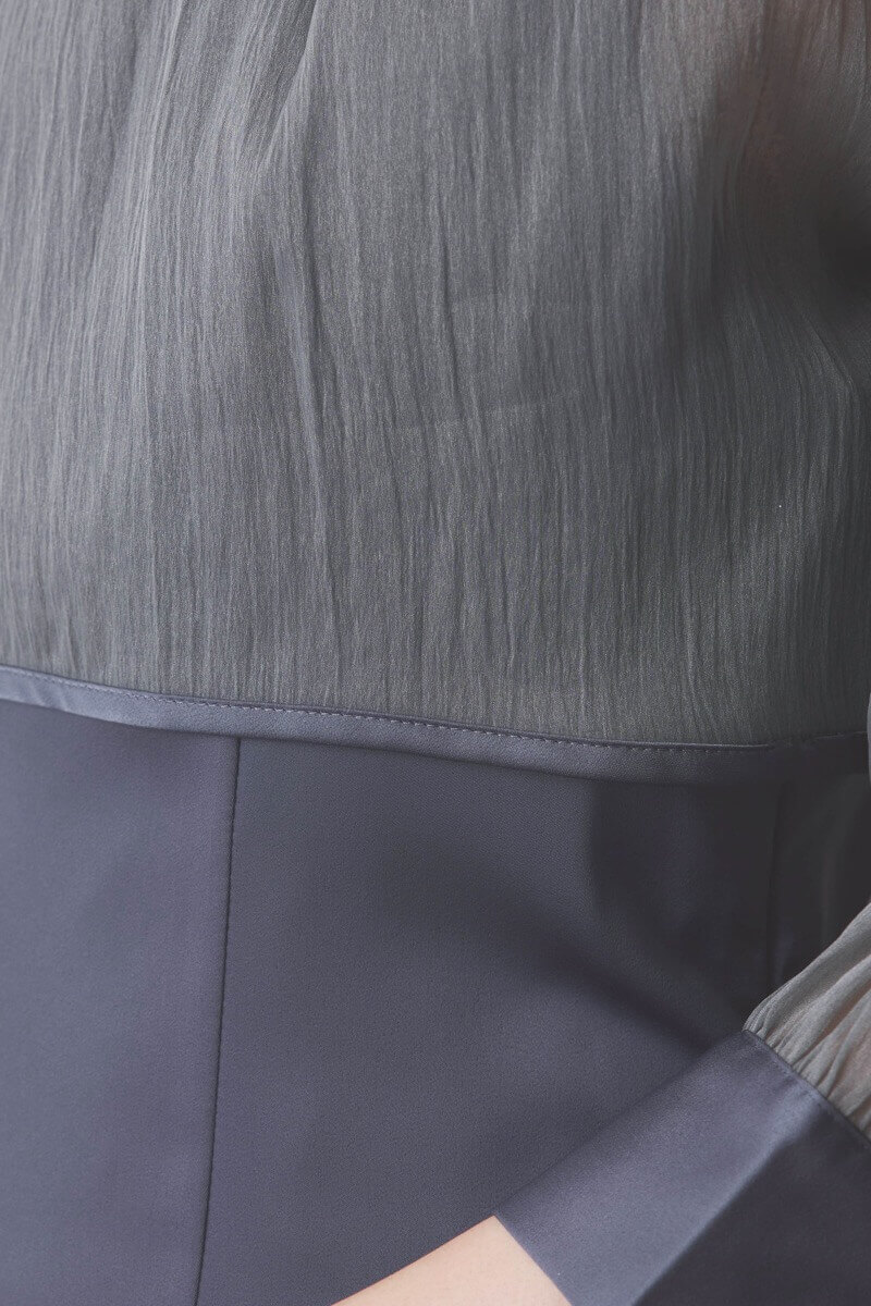 チャコールグレーのオーガンジーボレロ付きフレアドレス