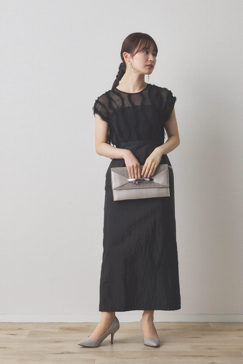 ブラックのドッキングハイウエストドレス