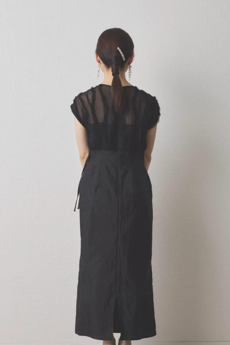 ブラックのドッキングハイウエストドレス