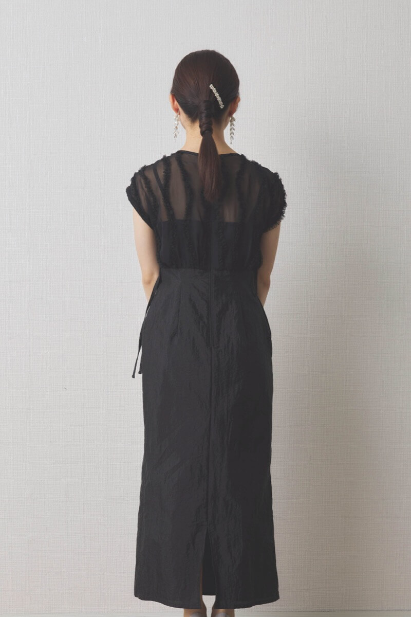 ブラックのドッキングハイウエストドレス