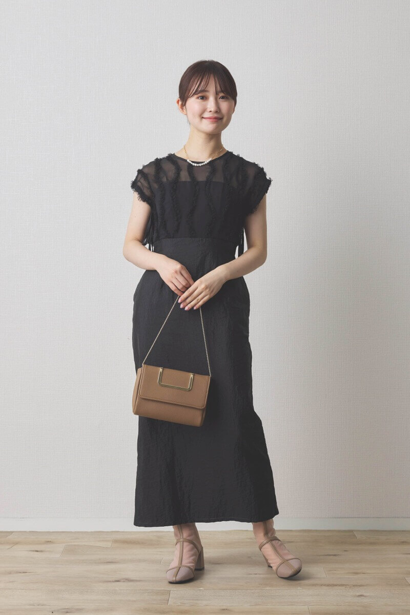 ブラックのドッキングハイウエストドレス