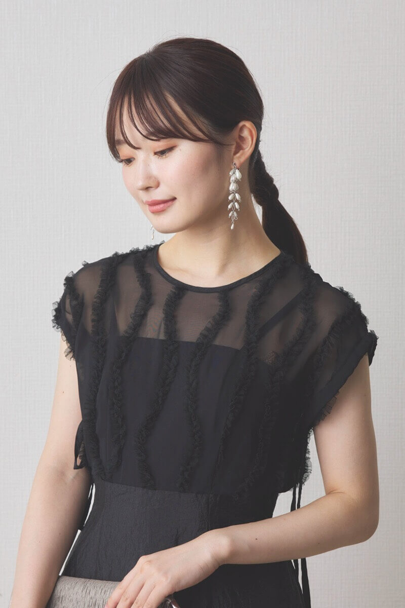 ブラックのドッキングハイウエストドレス