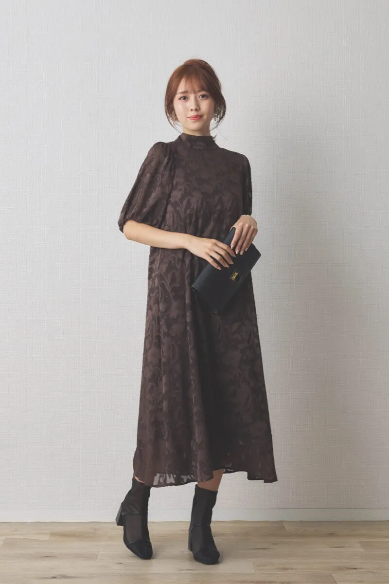 ブラウンのバックリボンジャガードドレス