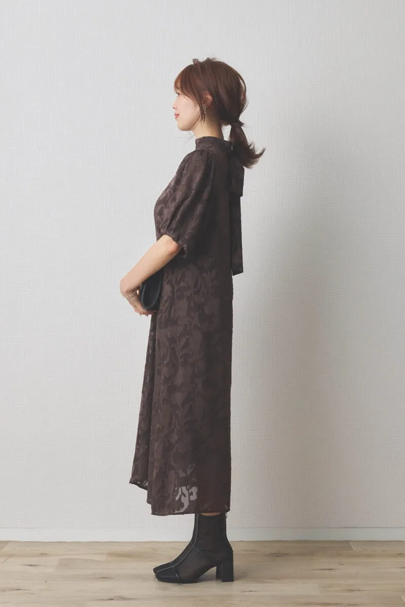 ブラウンのバックリボンジャガードドレス