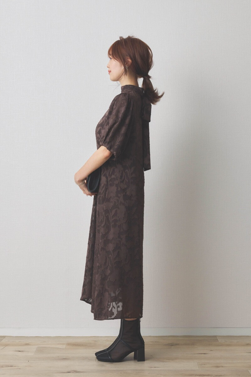 ブラウンのバックリボンジャガードドレス