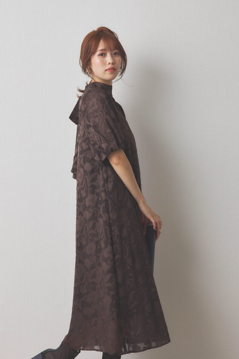 ブラウンのバックリボンジャガードドレス