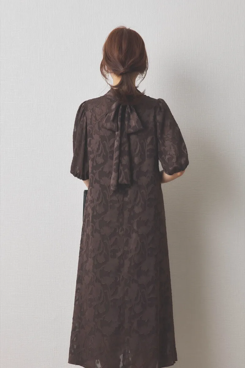 ブラウンのバックリボンジャガードドレス