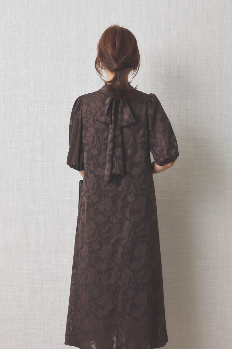 ブラウンのバックリボンジャガードドレス