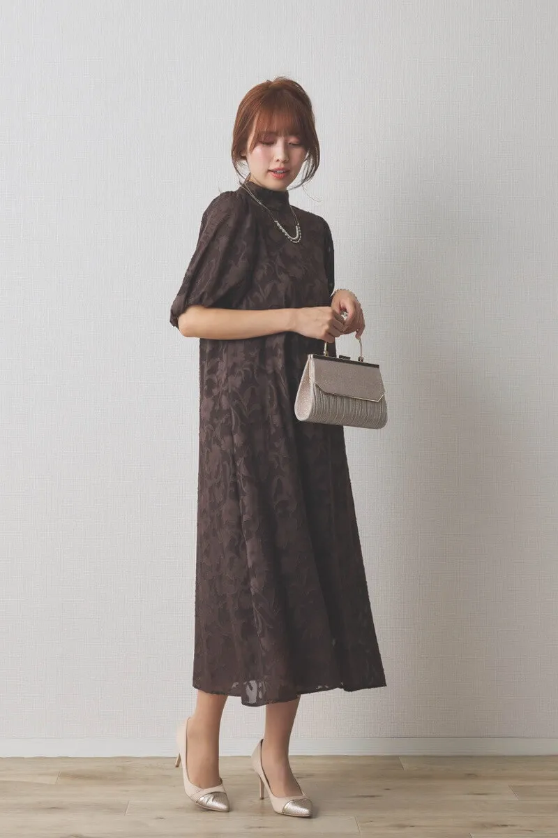 ブラウンのバックリボンジャガードドレス