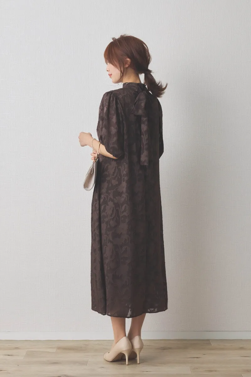 ブラウンのバックリボンジャガードドレス