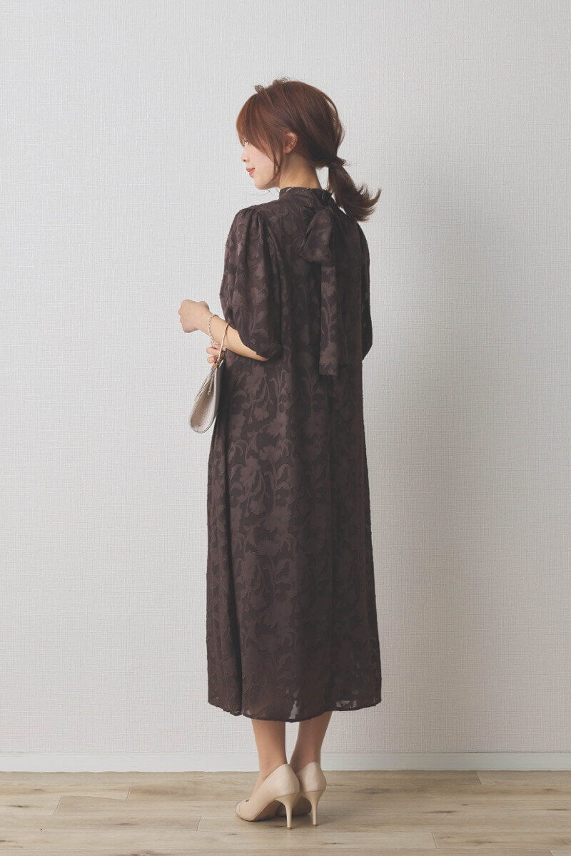 ブラウンのバックリボンジャガードドレス