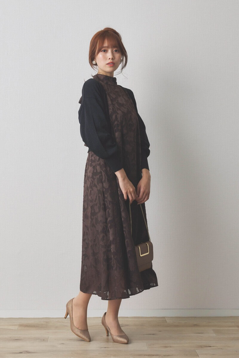 ブラウンのバックリボンジャガードドレス
