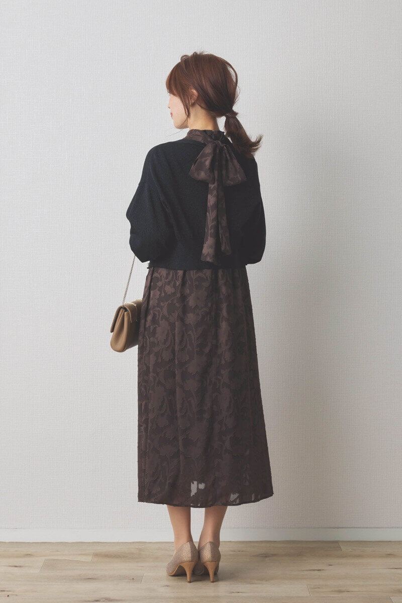 ブラウンのバックリボンジャガードドレス