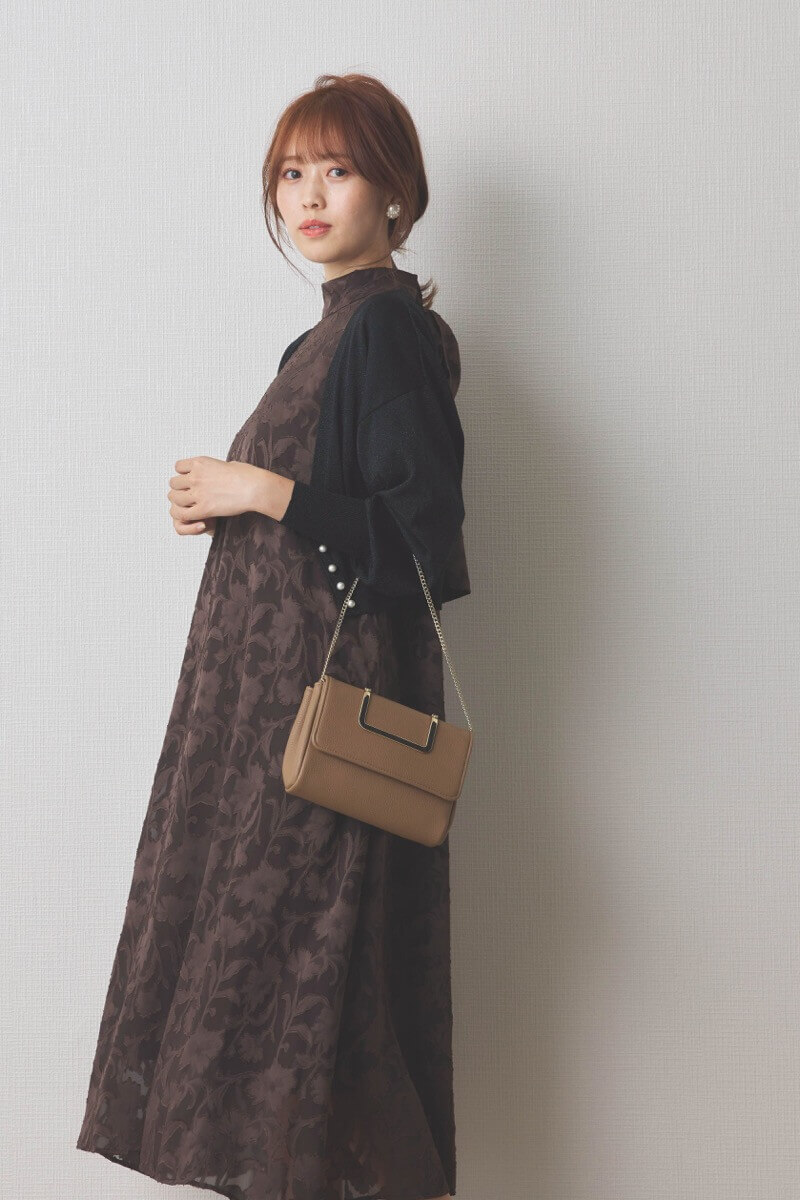 ブラウンのバックリボンジャガードドレス