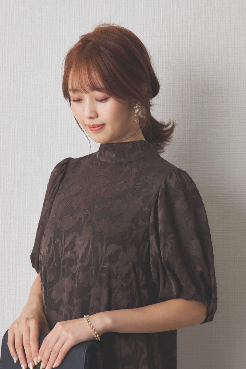 ブラウンのバックリボンジャガードドレス