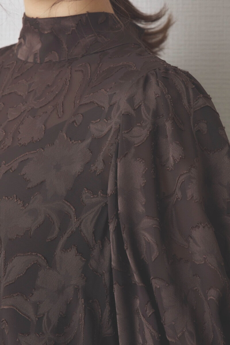 ブラウンのバックリボンジャガードドレス