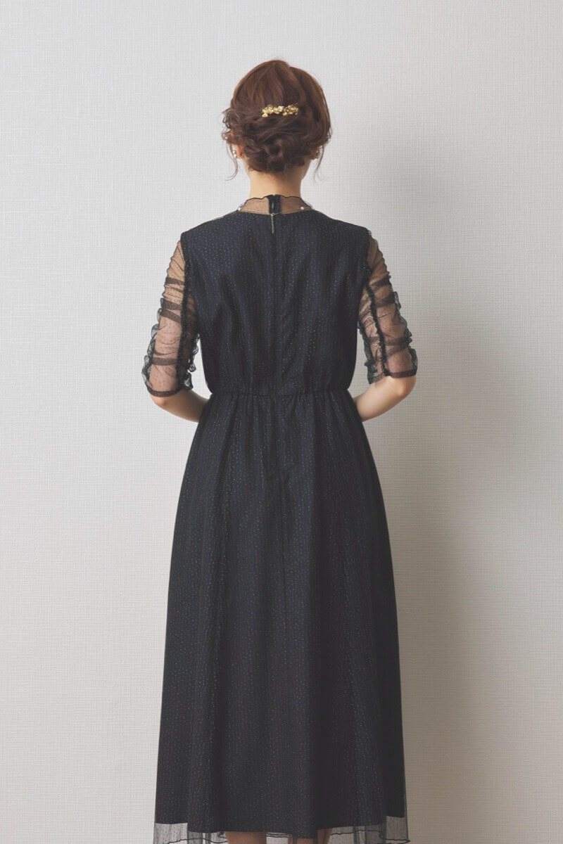 ブラックのシャイニーチュールドレス
