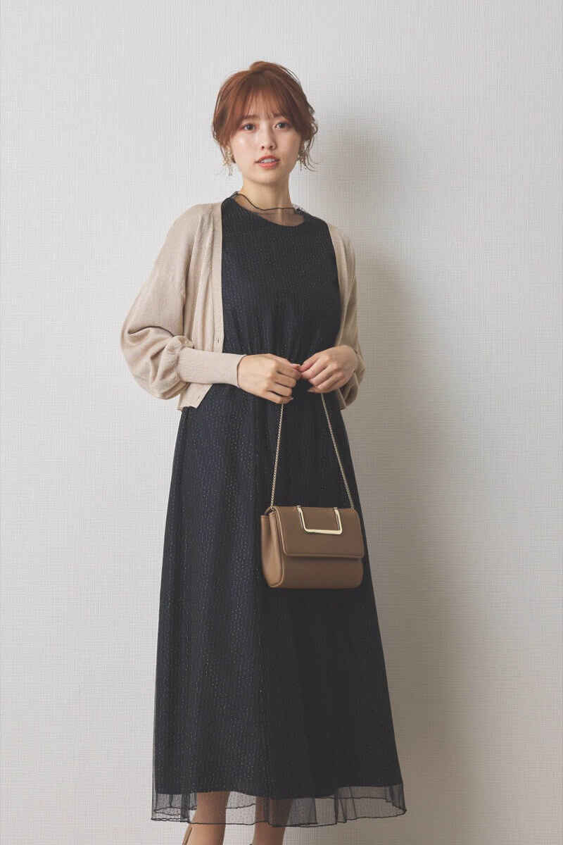 ブラックのシャイニーチュールドレス