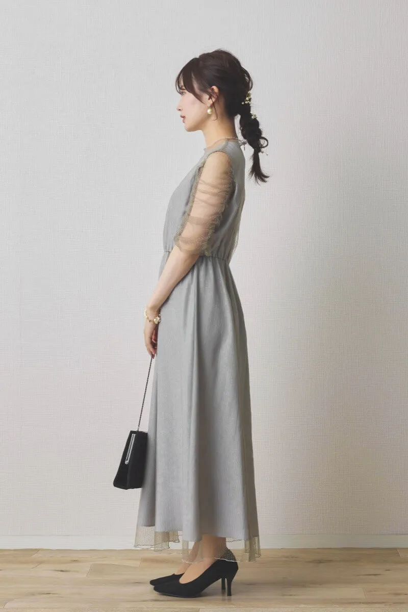 グレーのシャイニーチュールドレス