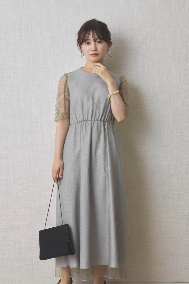 グレーのシャイニーチュールドレス