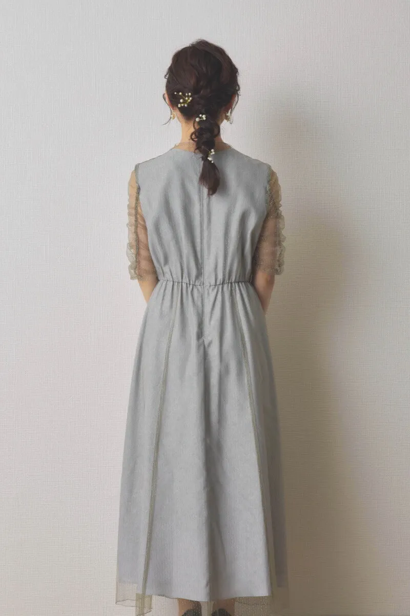グレーのシャイニーチュールドレス