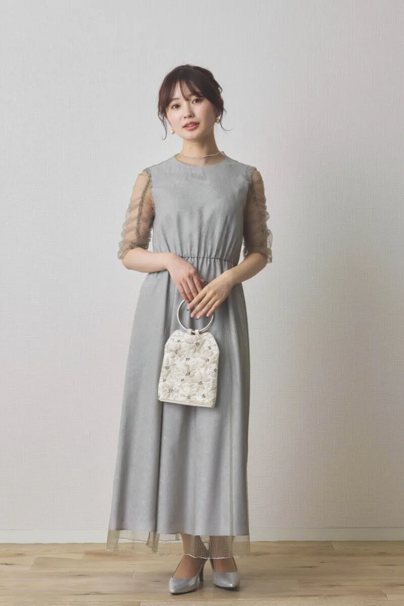 グレーのシャイニーチュールドレス