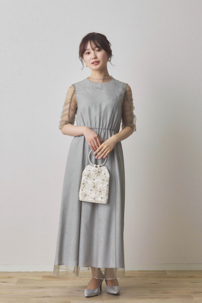 グレーのシャイニーチュールドレス