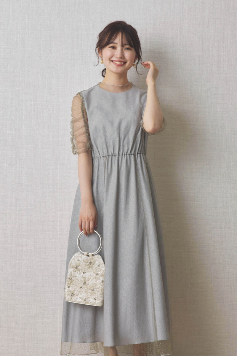 グレーのシャイニーチュールドレス