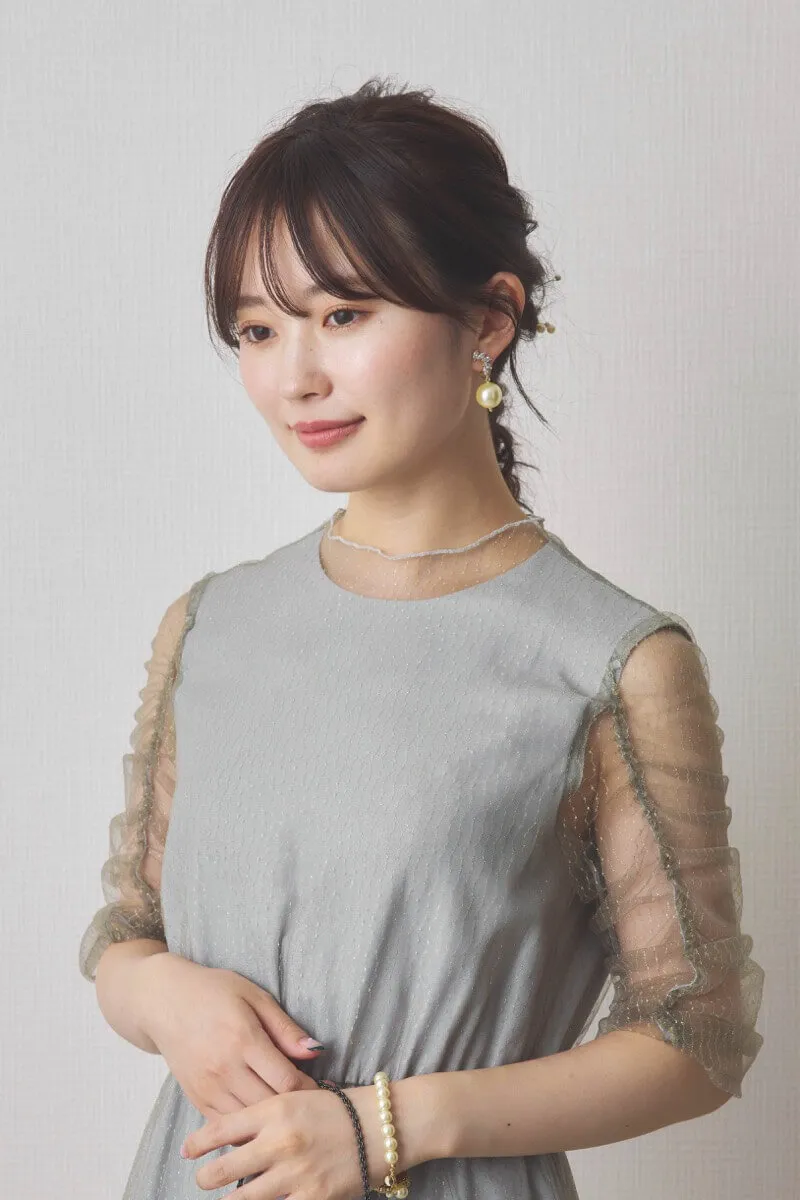 グレーのシャイニーチュールドレス