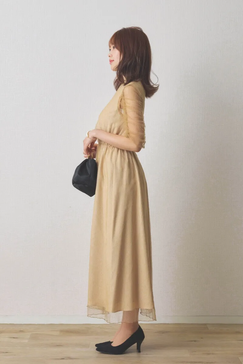 ベージュのシャイニーチュールドレス