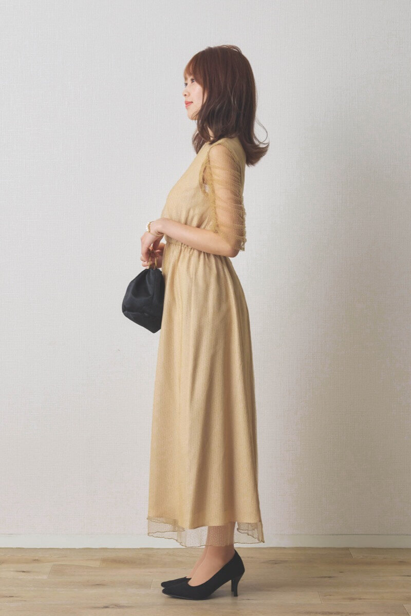 ベージュのシャイニーチュールドレス