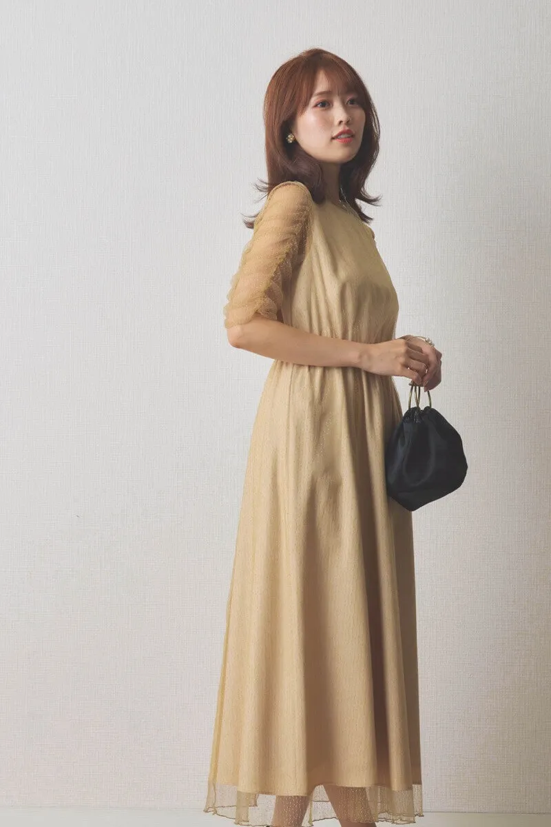 ベージュのシャイニーチュールドレス