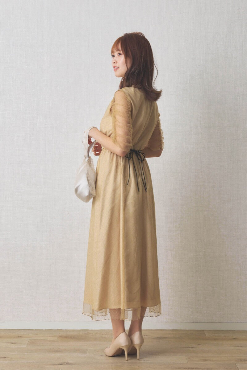 ベージュのシャイニーチュールドレス