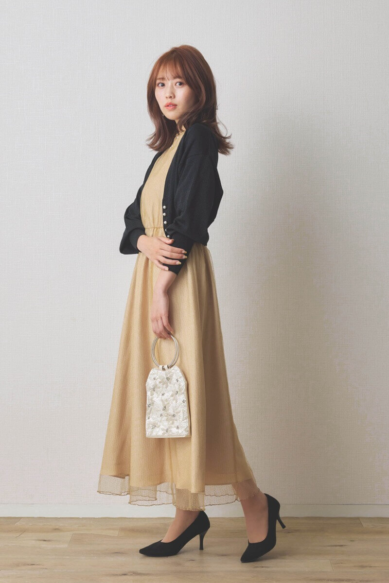 ベージュのシャイニーチュールドレス