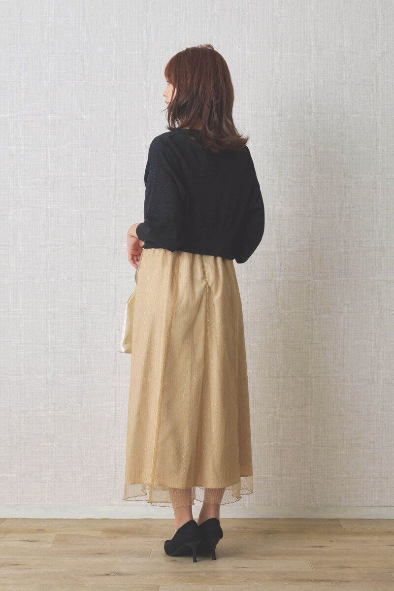 ベージュのシャイニーチュールドレス