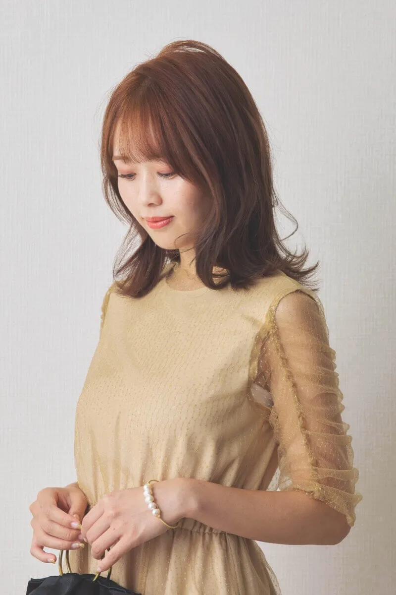 ベージュのシャイニーチュールドレス