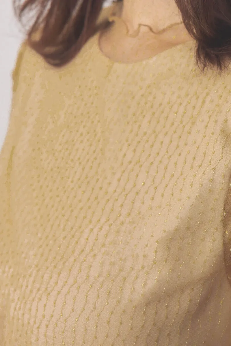 ベージュのシャイニーチュールドレス