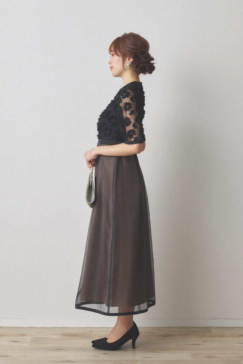 ブラック×ブラウンのエンブロイダリーミックスドレス
