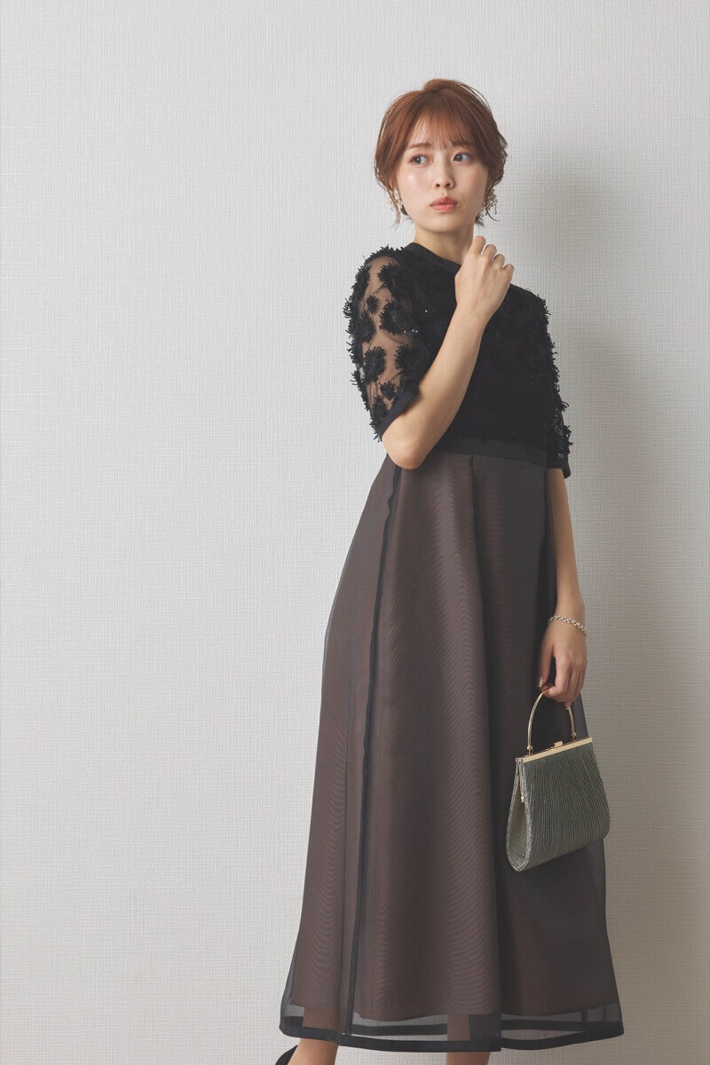 ブラック×ブラウンのエンブロイダリーミックスドレス