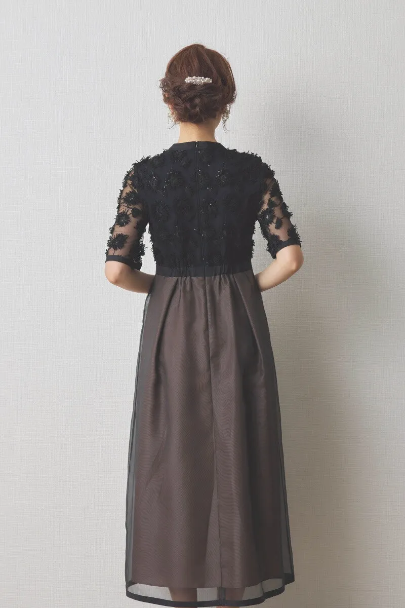 ブラック×ブラウンのエンブロイダリーミックスドレス