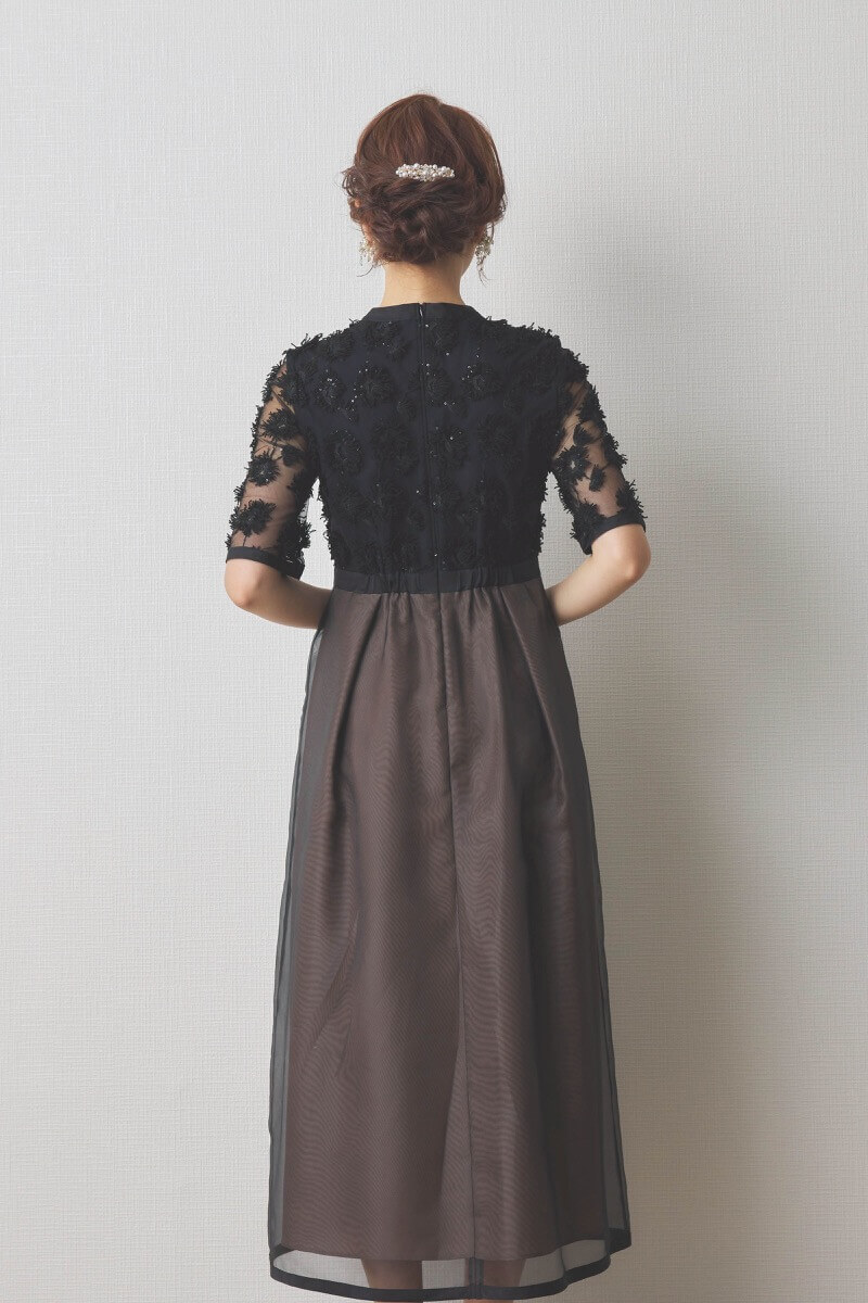 ブラック×ブラウンのエンブロイダリーミックスドレス