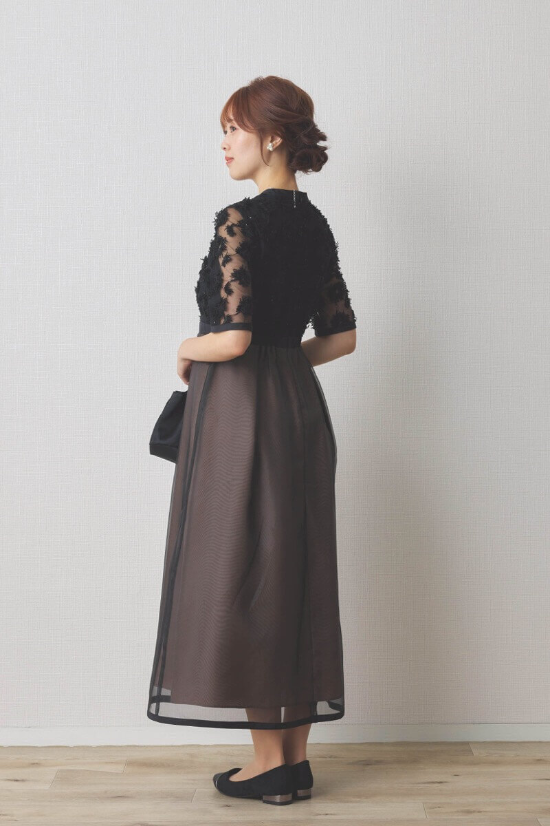 ブラック×ブラウンのエンブロイダリーミックスドレス