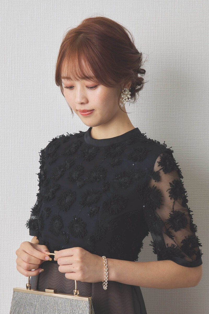 ブラック×ブラウンのエンブロイダリーミックスドレス