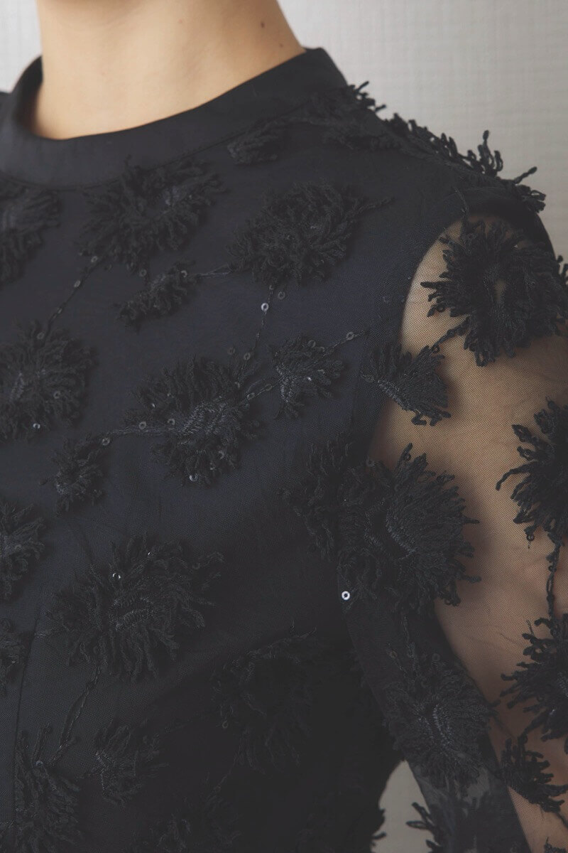 ブラック×ブラウンのエンブロイダリーミックスドレス